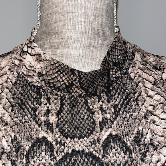 Zara TRE Snakeskin Print
Crop Top NWT Size Medium - Picture 3 of 7